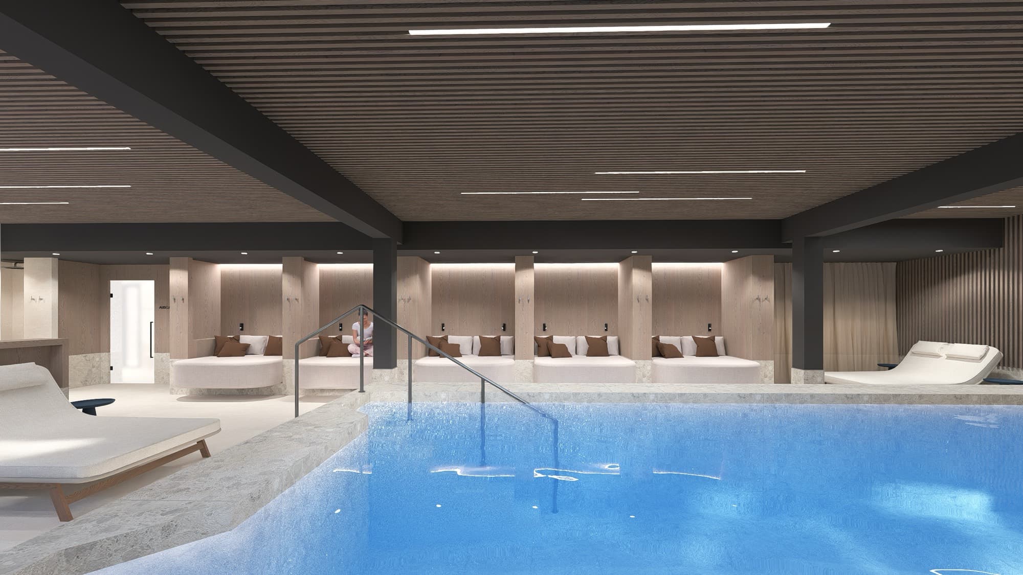 Beheizter Indoorpool mit Liegen im Wellnessbereich