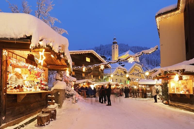 Beleuchteter Bergadvent im verschneiten Großarl am Abend