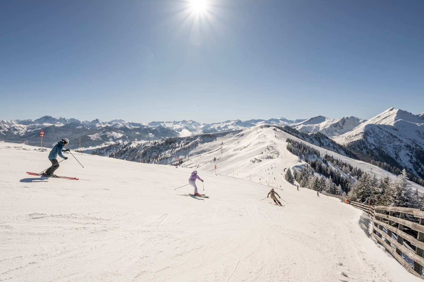 Skifahrer auf frisch präparierter Piste über dem Großarltal