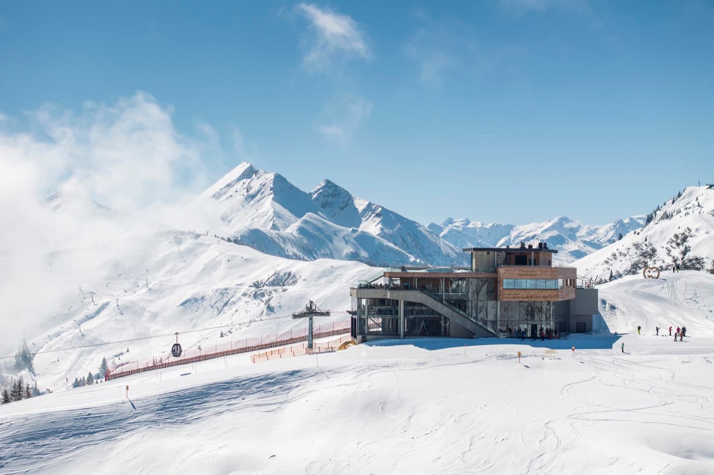 Bergstation über dem verschneiten Großarltal