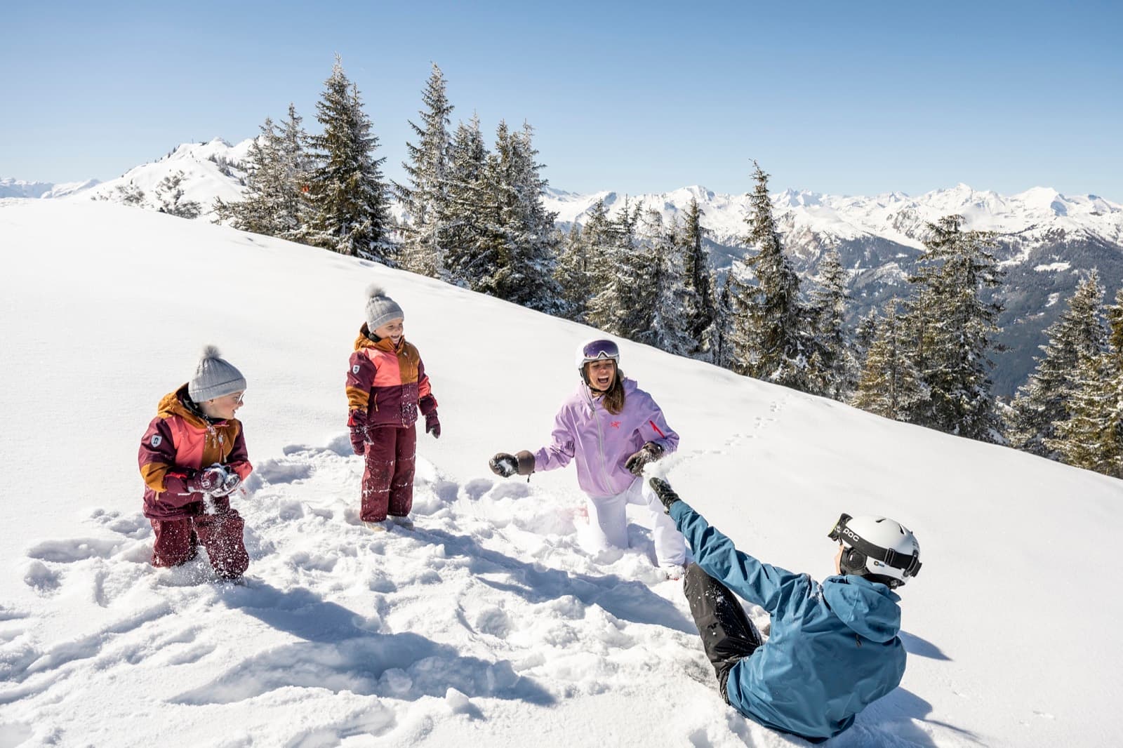 Familie bei der Schneeballschlacht am Berg