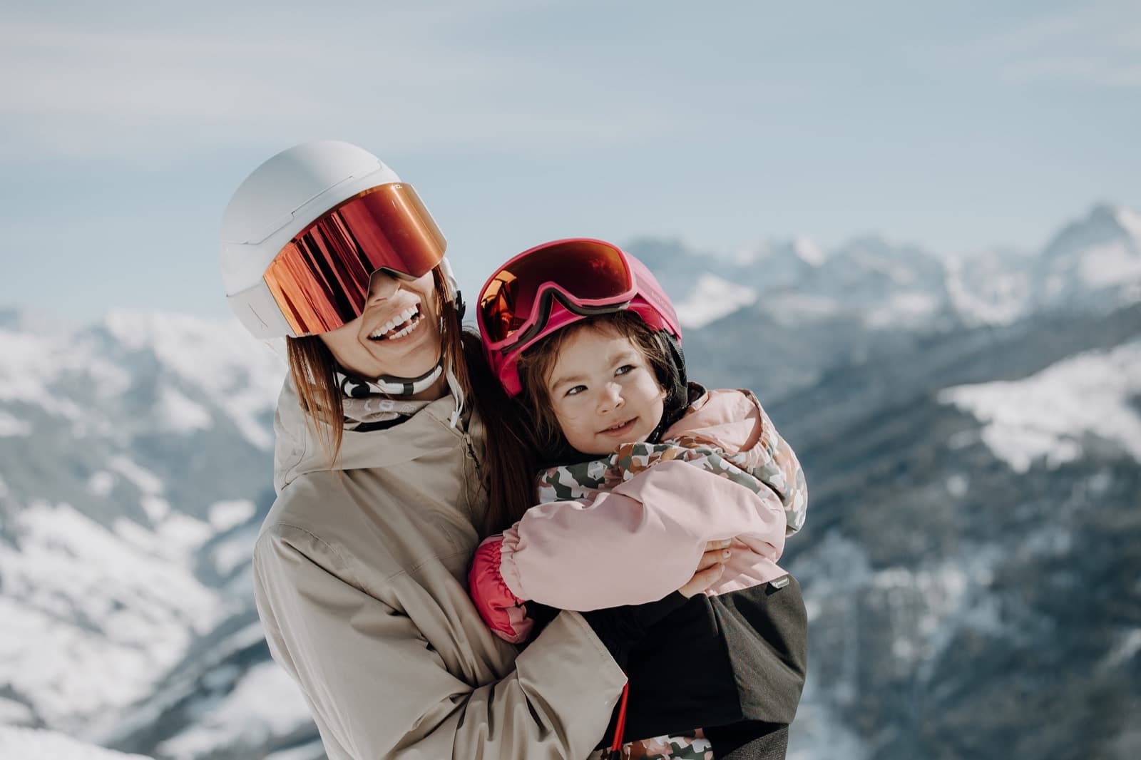 Mutter und Kind mit Skibrillen vor Bergpanorama