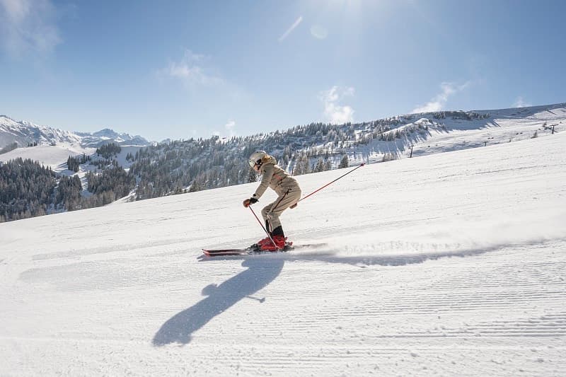 Skifahrerin auf präparierter Piste