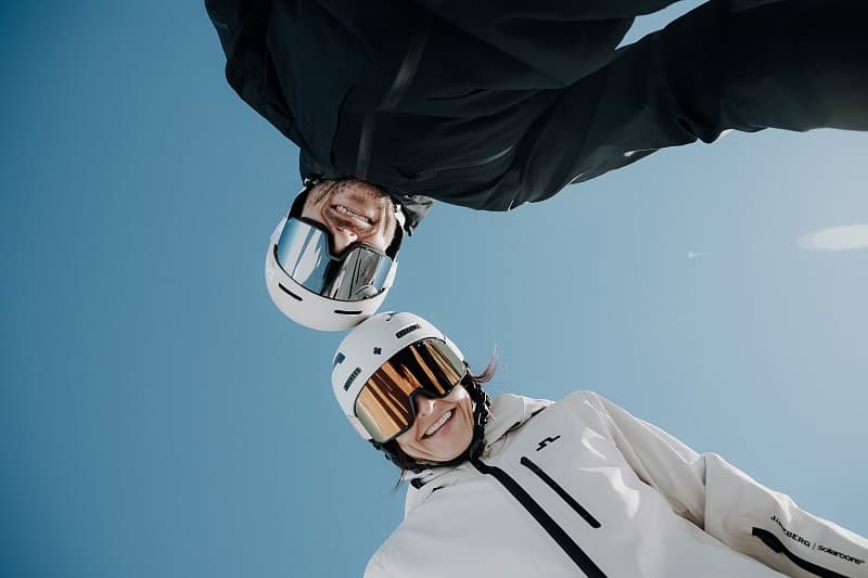 Zwei Skifahrer lachen in die Kamera